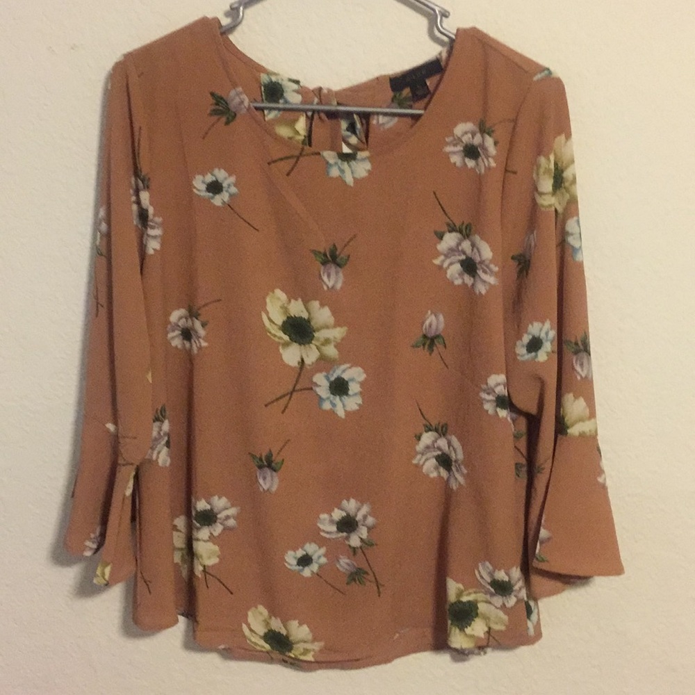 Stylish blouse from Azkara. In great condition.